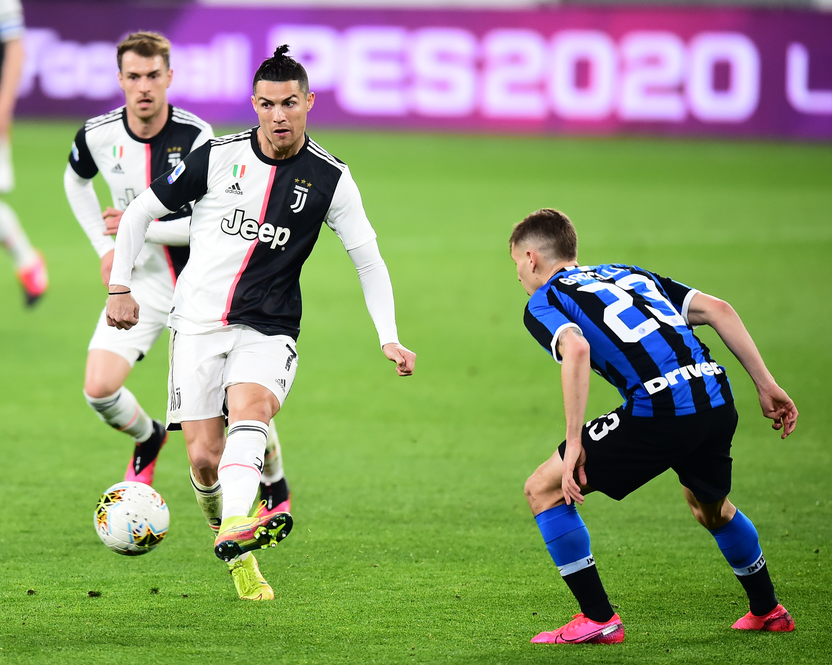 主动拎包 赵睿深夜外出约会 恋情曝光真相浮出水面