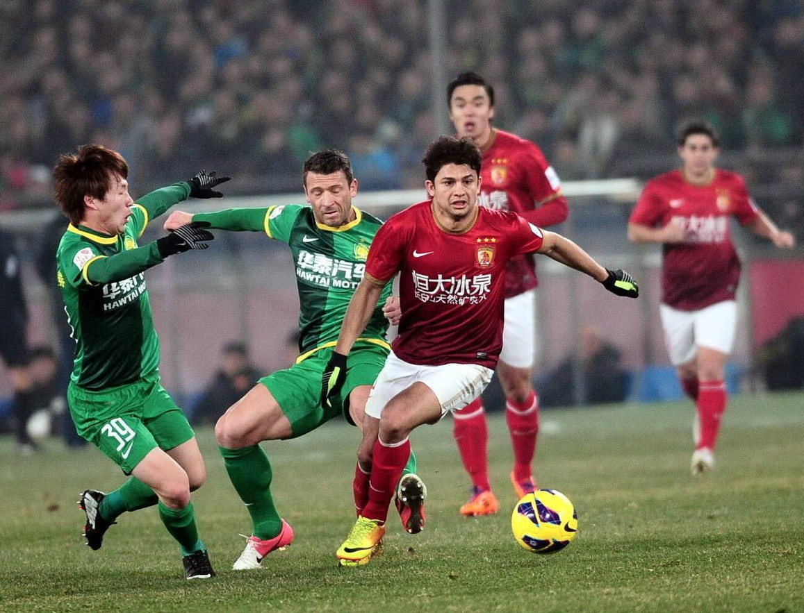 中超-莱昂纳多进球 上海海港主场战平青岛西海岸